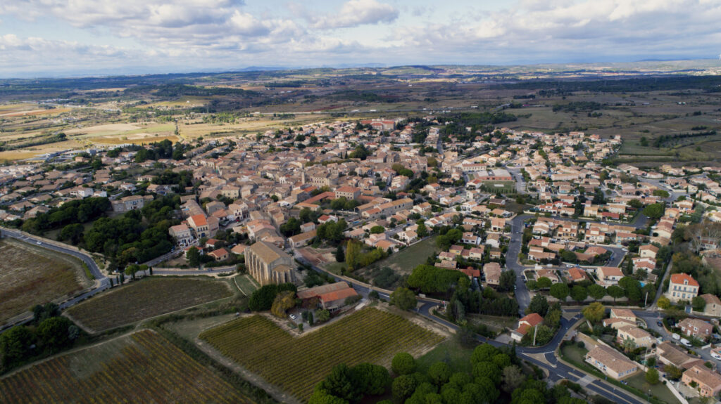 Vue aérienne de la commune de Loupian
